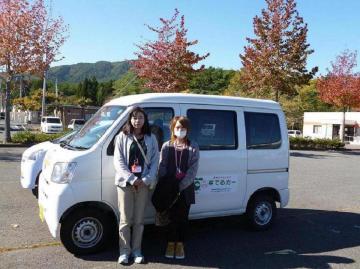 10.被災地での買い物代行サービスを行う「芽でるカー」とスタッフ